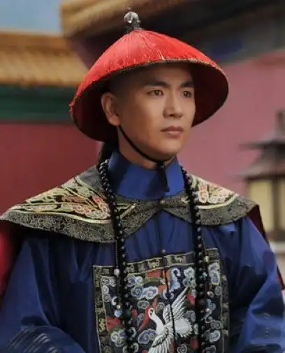 两人都是《甄嬛传》的男配角,今一人参演各种古装剧,他却没戏拍