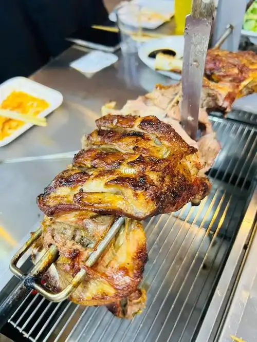 晚餐全家出来烤羊腿,烧烤.爸妈舅舅弟弟哥哥第一次来哈尔滨