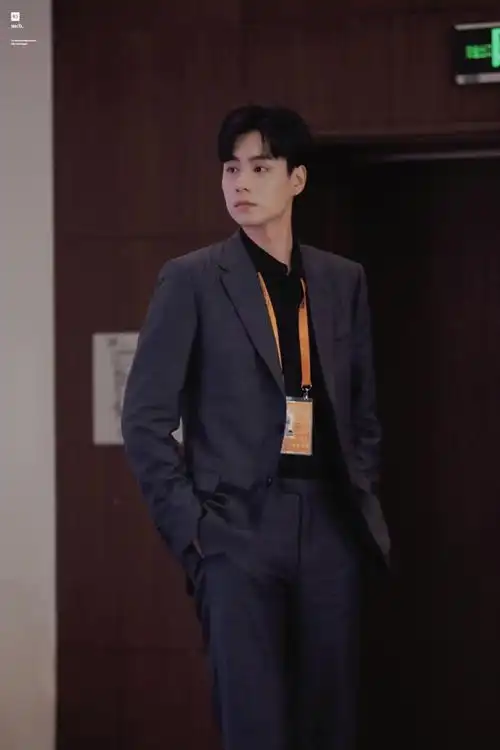 胡一天服贸会海洋色西装造型##胡一天演的司徒颜获阿加莎家族认