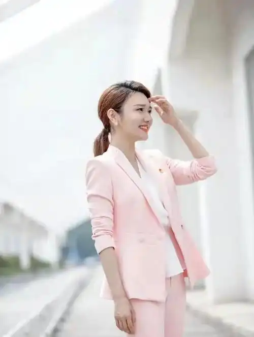 央视主持龙洋真会穿3套甜美通勤搭配谁学谁美