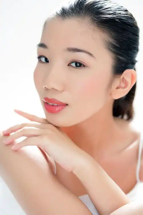 肌肤美白妩媚动人的健康美女高清图片