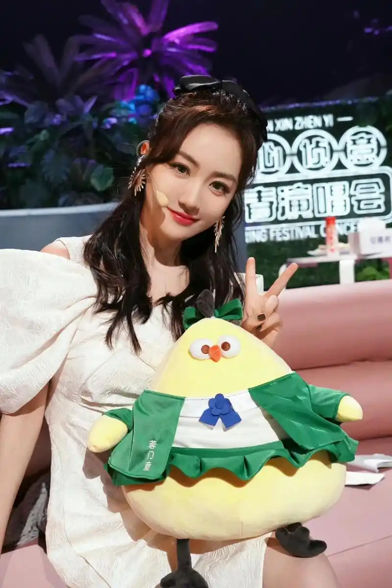 《明星大侦探8》杨蓉登台表演,穿一条小白裙,清新优雅又减龄!