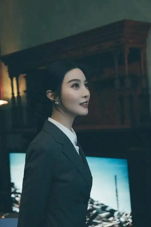 范冰冰西装长裙搭黑发带似复古名伶