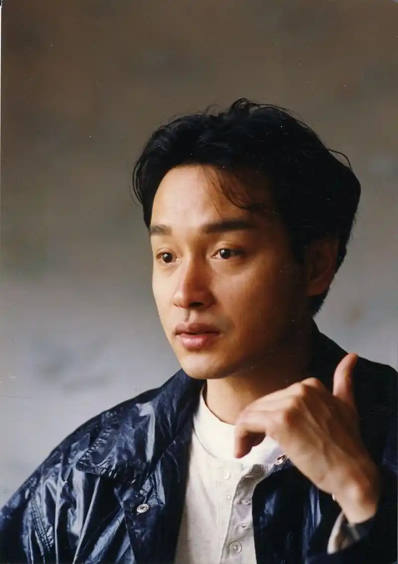 张国荣伸手夺过:"抽烟影响你的形象还伤害身体,答应我以后不要再抽