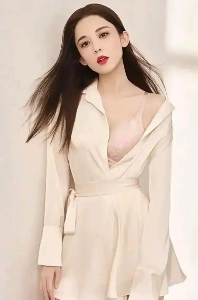 古力娜扎代言内衣,性感红唇!绝色佳人唇红齿白!