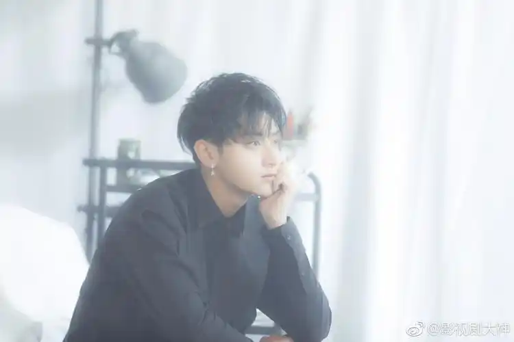 黄子韬幼儿园合影曝光,牛仔衣小寸头竟然还挺时尚