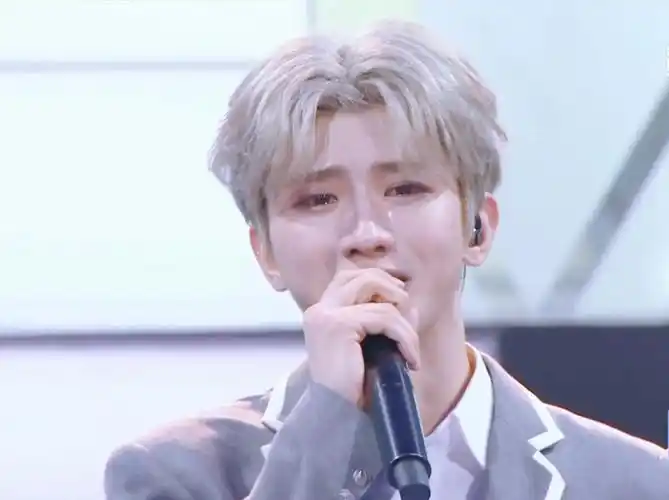 蔡徐坤哭着笑了