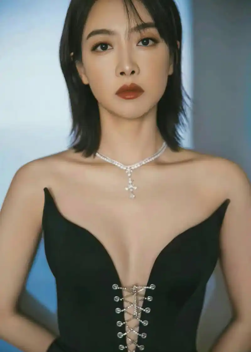 宋茜# 一袭黑色深v抹胸礼裙,肤白貌美的容颜,丰满傲人的事业线,前凸