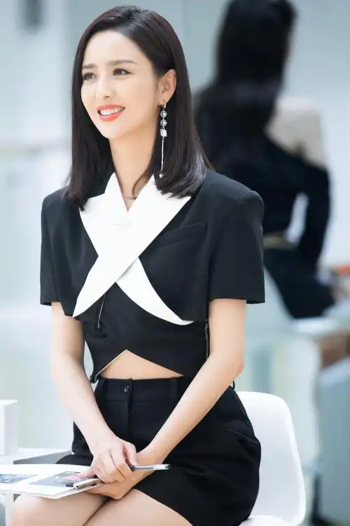 佟丽娅高跟凉鞋