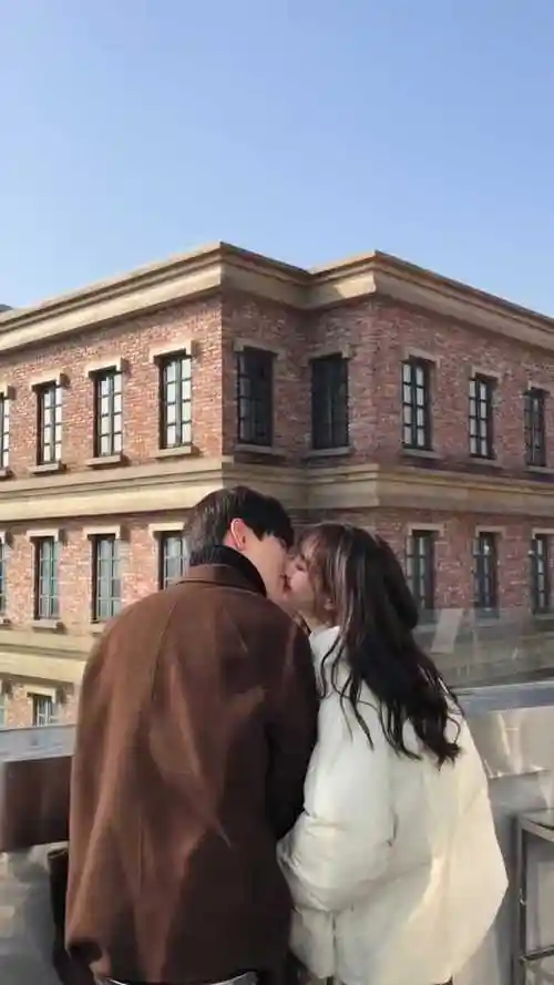 这个视频火了小情侣秀恩爱网友太甜蜜了