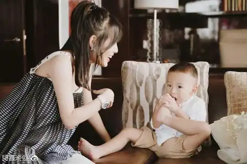 张嘉倪挺孕肚拍全家福母爱爆棚闻儿子脚丫甜蜜拥吻一家四口