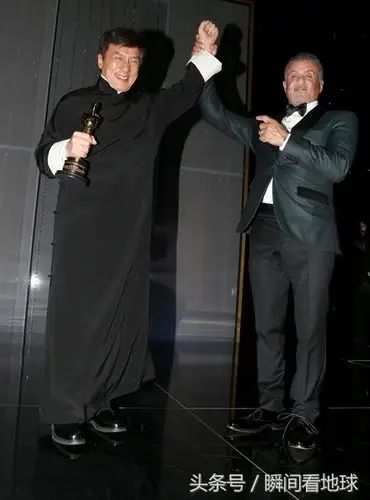 成龙与史泰龙同框出镜,这握手是在比拼实力吗!