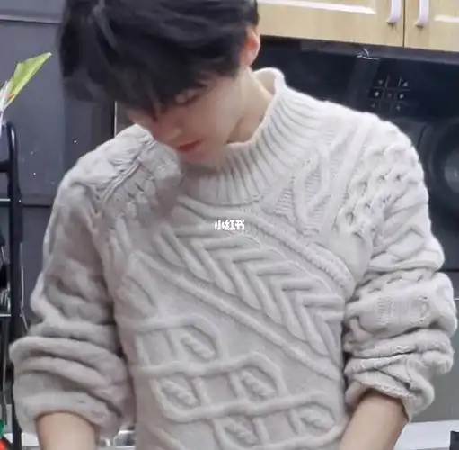 王俊凯  偷拍了几张凯哥给我做饭的照片,会做饭的男生就很加分,没