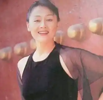 原创原创55岁王姬母女近照女儿美艳惊人小鲜肉抱着她排练表情亮了