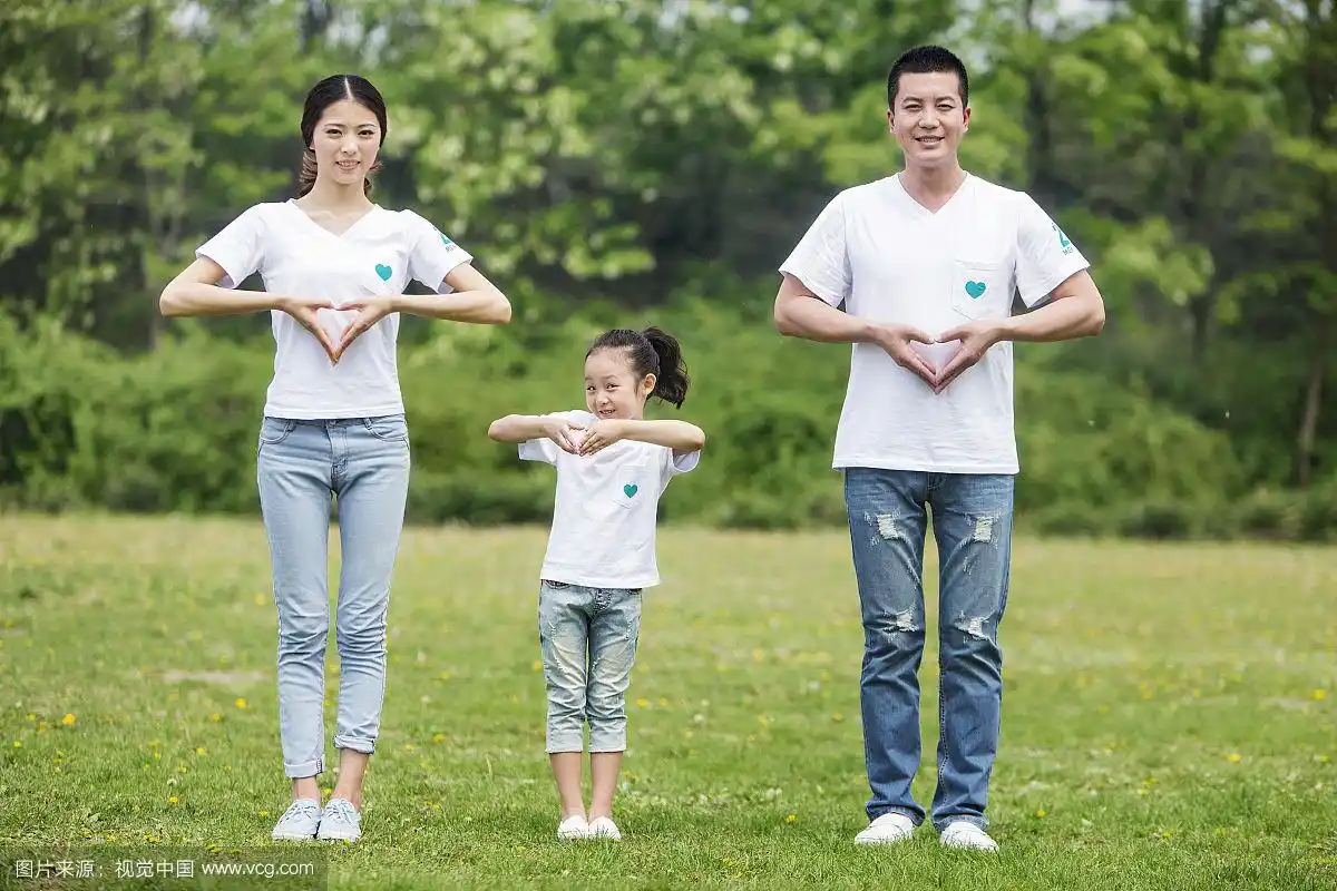 做心形手势的一家三口