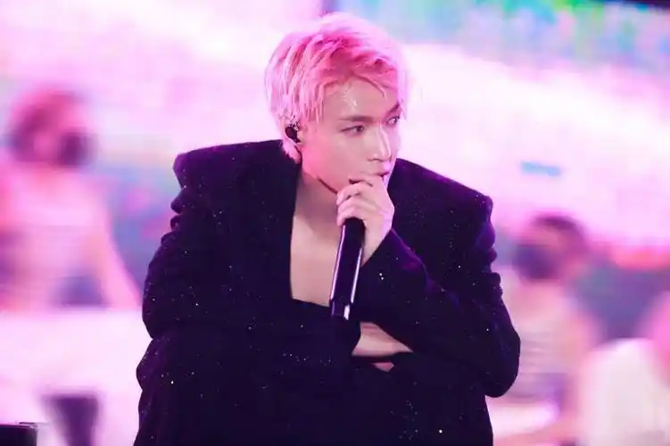 张艺兴大航海2巡演第三站舞台照 粉发西装劲酷帅气气氛超燃_张艺兴