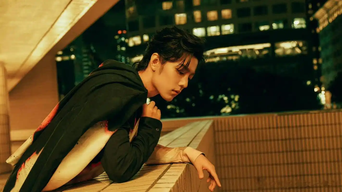 肖战湾区升明月造型图火焰渐变拼色西装 狼尾头发型,光影中的港风帅哥