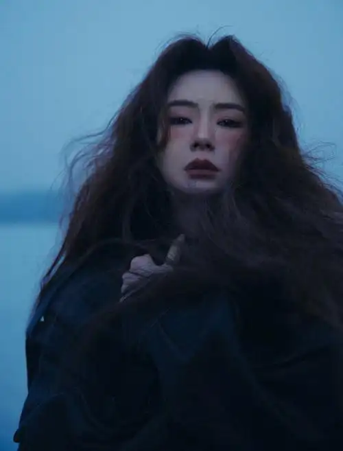 戚薇红色爆炸卷发