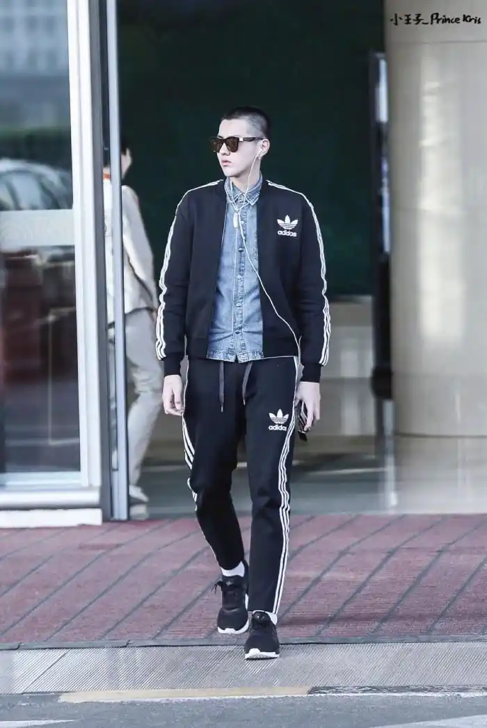 吴亦凡最帅机场街拍秀,现实版移动的海报,穿着简单舒适,他的酷体体现