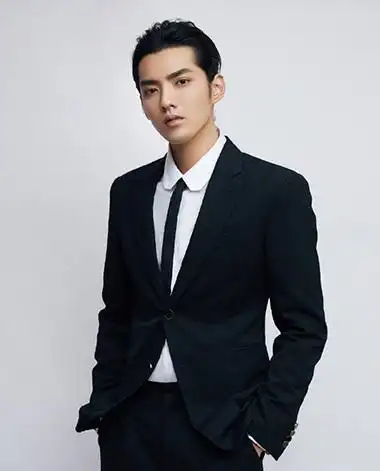 吴亦凡黑色西装搭配超a大背头