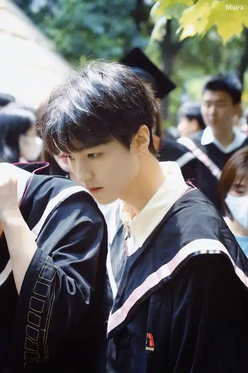 王俊凯大学毕业照来了