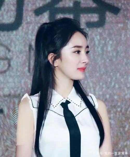 杨幂黑色直发搭配短裙学生气质十足网友:画面有点狠!