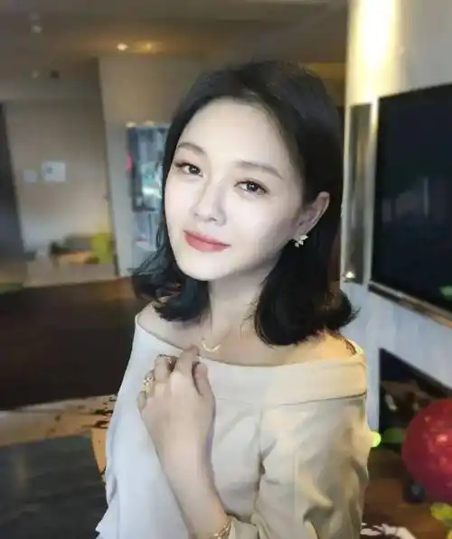 1天5瓜,阿沁妻子涉毒被抓,刘宇辟谣抄袭张艺兴,都是大瓜_黄晓明