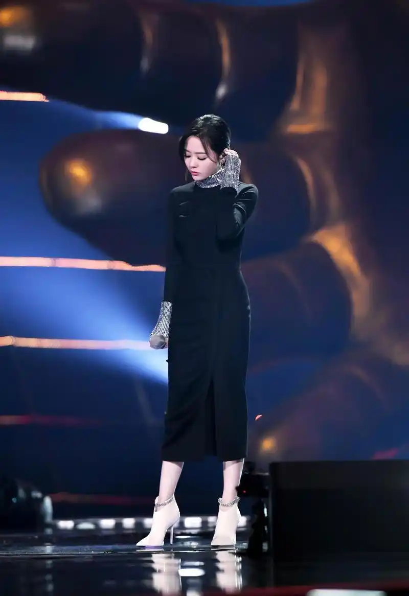 "黑皮衣 超短裙",实力歌手张靓颖也要靠"性感风"博眼球了?