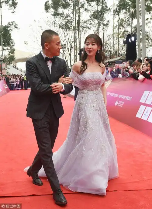 "卫龙cp"再合体!吴谨言身穿纱裙手挽聂远露甜笑