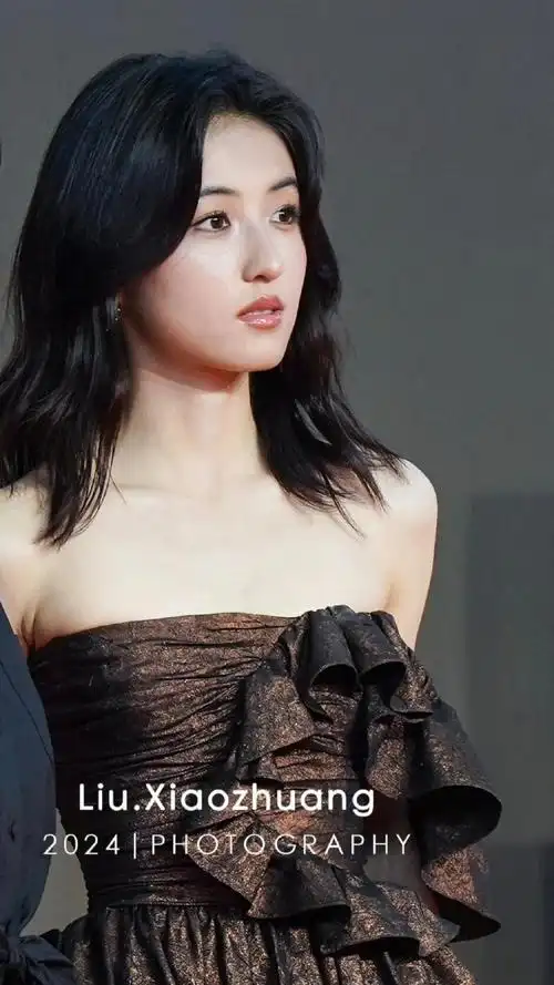 zzf93#张子枫天生属于镜头#  捡到一张绝美生图,我枫这小脸蛋真是绝