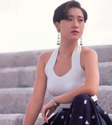 最美短发"港姐"陈法蓉:54岁至今单身未婚,唯有八旬老父陪伴