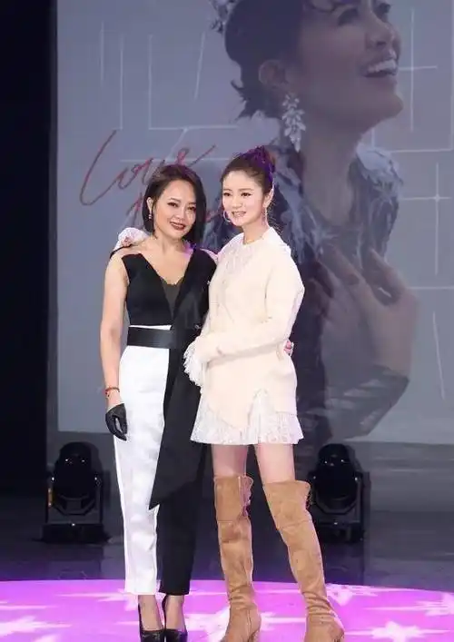 但是可以看出安以轩产后保养得非常到位,身材恢复速度之快令人羡慕