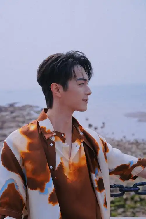 许凯海街记录来啦!氛围感拉满,侧颜yyds_高清图集_新浪网