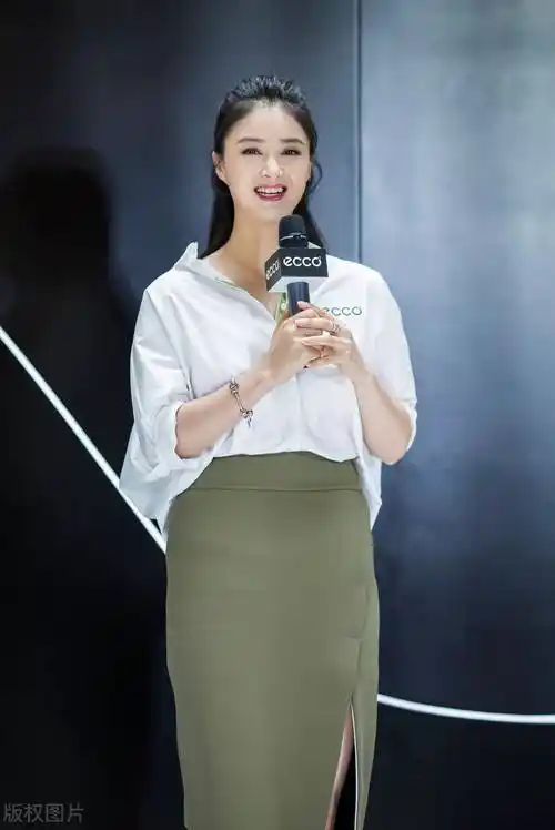 蒋欣的身材真不占优势,紧身黑裙勒出小肚子,少了"娘娘"的气场_骨架