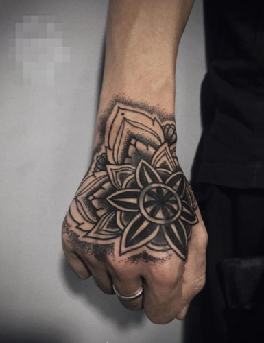 男生手背纹身图片纹它需要有巨大的勇气4