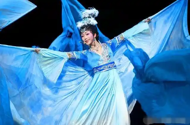 李玉刚太敢穿了,女装让女人都羞愧不如,网友:我想娶她