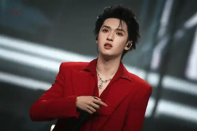 刘耀文张真源严浩翔与女伴舞热舞