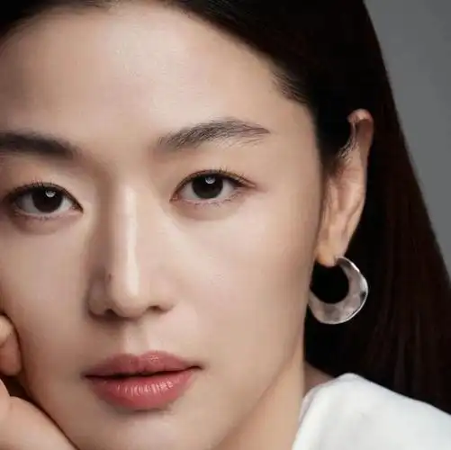 全球范围内,无论何时何地,每当全智贤亮相,她都能引发轰动.