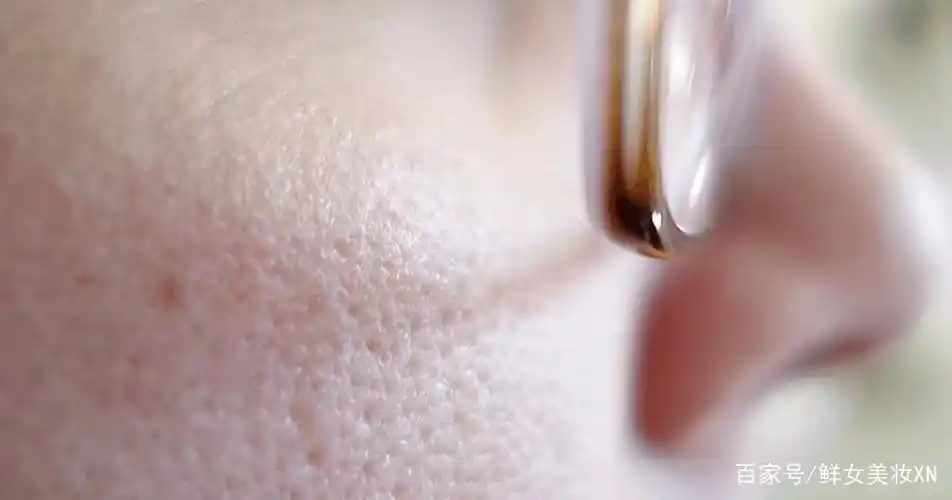 皮肤缺水也是导致面部毛孔粗大的一个重要原因.