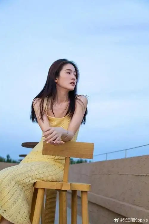 张雪迎晒照温柔甜美似初恋身材窈窕惹人羡小虎牙更显可爱