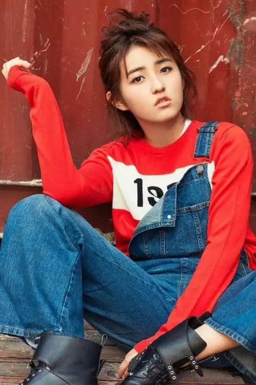 3:张子枫,因在冯小刚导演的《唐山大地震》中饰演小方橙一角成名,童星