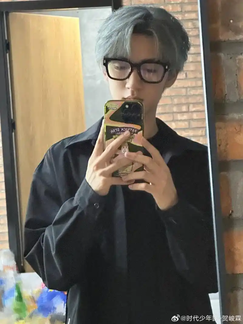 pcstar#  贺峻霖八月新发色 多染爱看#贺峻霖染银发##贺峻霖