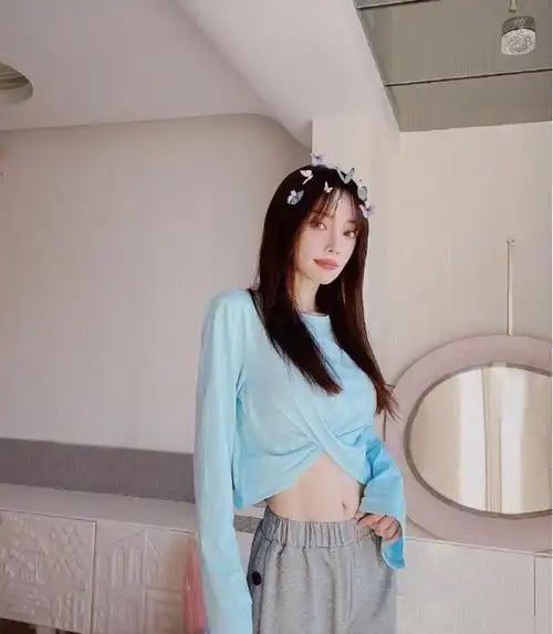 李小璐又双叒叕热舞?穿露脐装秀小蛮腰,自曝体重不到80斤想增肥