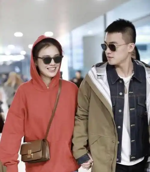 原创马思纯又被拍到和男友约会男友张哲轩趁她没下车时拥抱其他女生