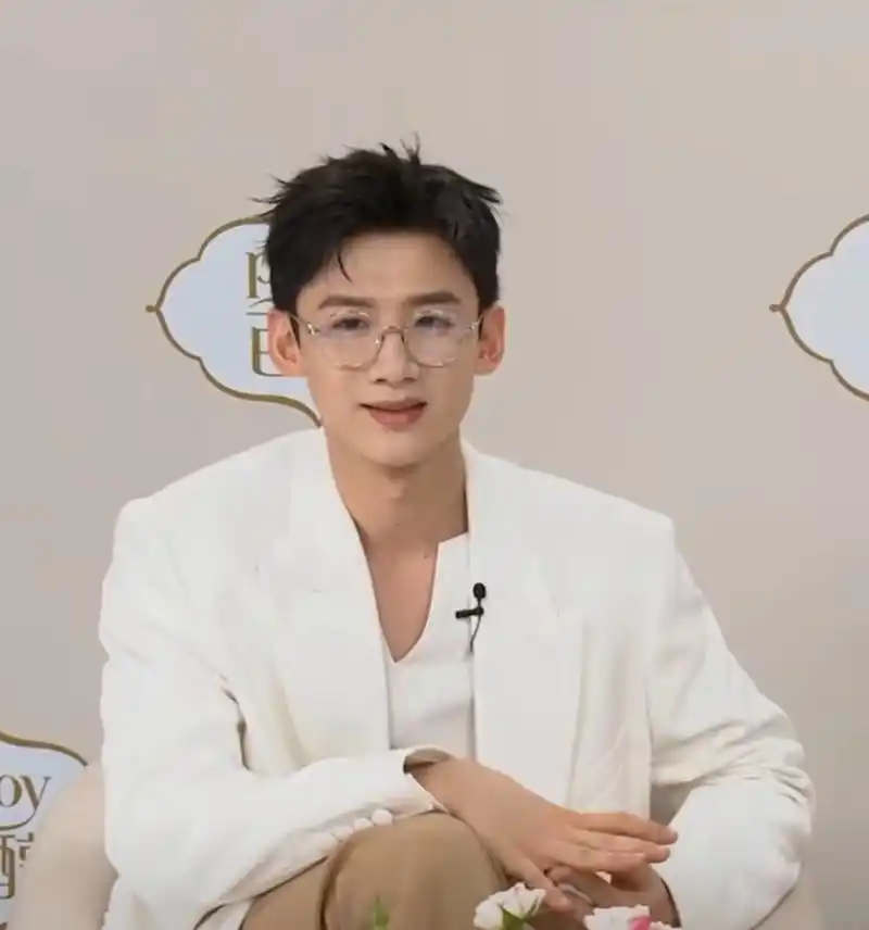 白敬亭参加品牌直播文艺感十足,一身白西装加大框眼镜,阳光学长的既视