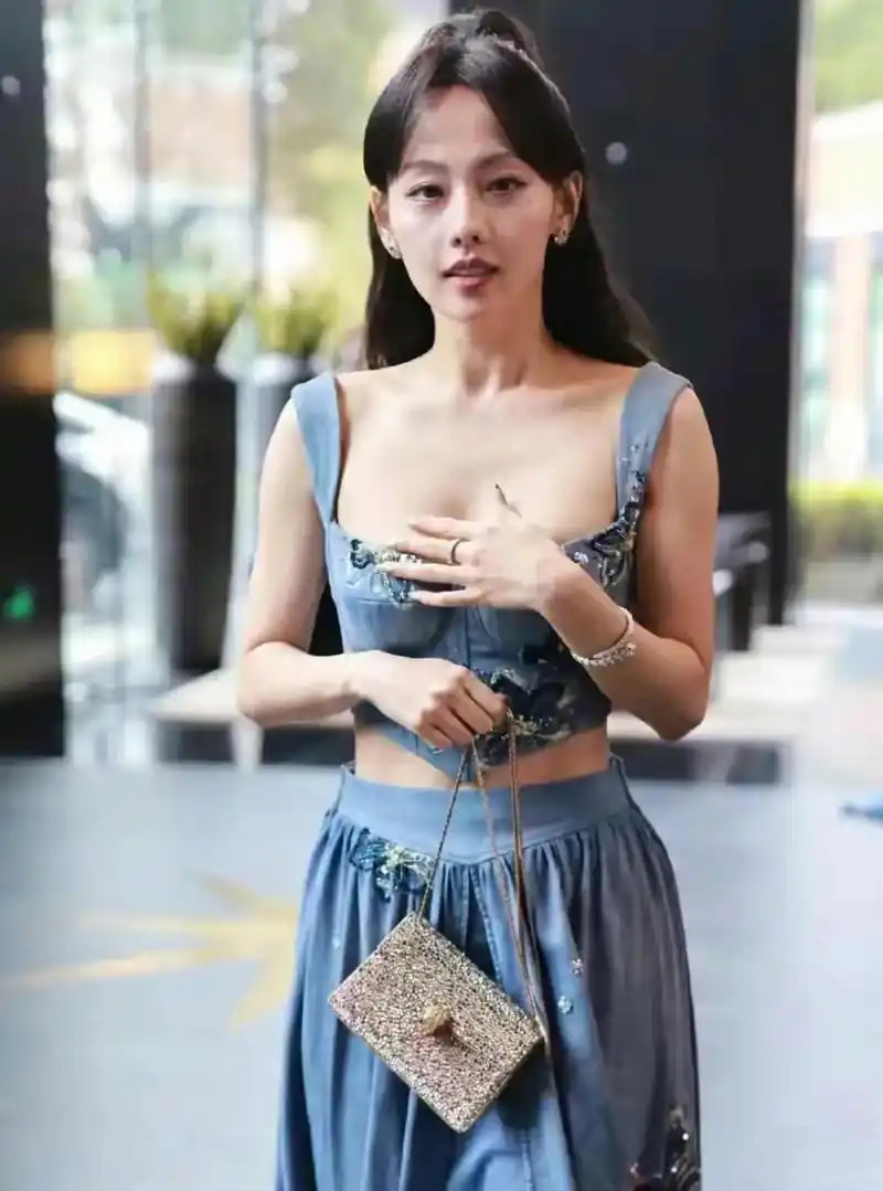 网友:张嘉倪近照状态差,妆容老气显憔悴,皮肤黝黑,买超曾嫌她黑矮小