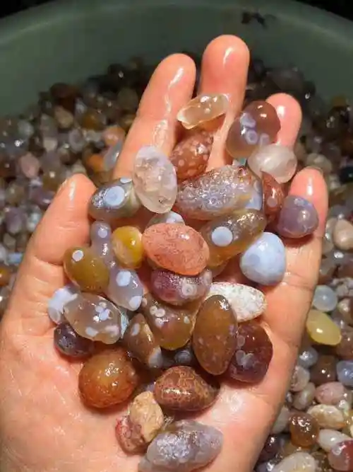 阿拉善玛瑙什么颜色贵阿拉善原石玛瑙值钱吗