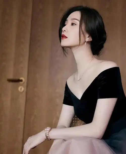 刘诗诗穿渐变色网纱长裙亮相戴22万手表显贵气网友太高级了