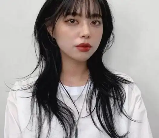 齐刘海式的女生碎发发型,黑色的碎发中长发发型碎得很可爱,同时这样的