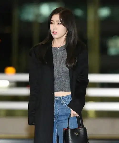 裴珠泫白色超短毛衣,搭牛仔短裙,尽显俏皮女神气息